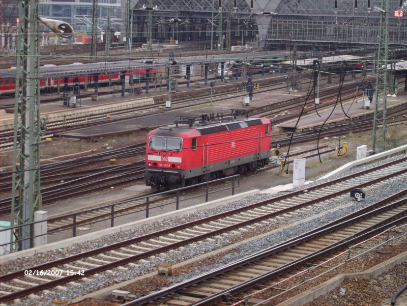 Im Dresdener HBF steht die 143 967 abgestellt rum 16.02.07