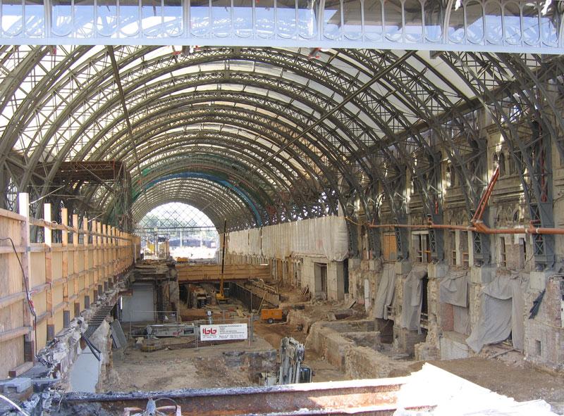 Im Dresdner Hauptbahnhof muss man z.Zt. wegen  der sehr umfangreichen Bauarbeiten nach dem jeweiligen Zug suchen und dabei groe Umwege zurcklegen; Blick in die Sdhalle, wo sich ehemals unten die Querdurchgnge und oben die Hochgleise befanden - 08.10.2005

