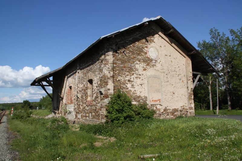 Im ehemaligen Bahnhof Medenec an der Strecke Weipert (Vejprty) Komotau (Chomotov) steht nur noch der Gterschuppen. (10.06.09)
