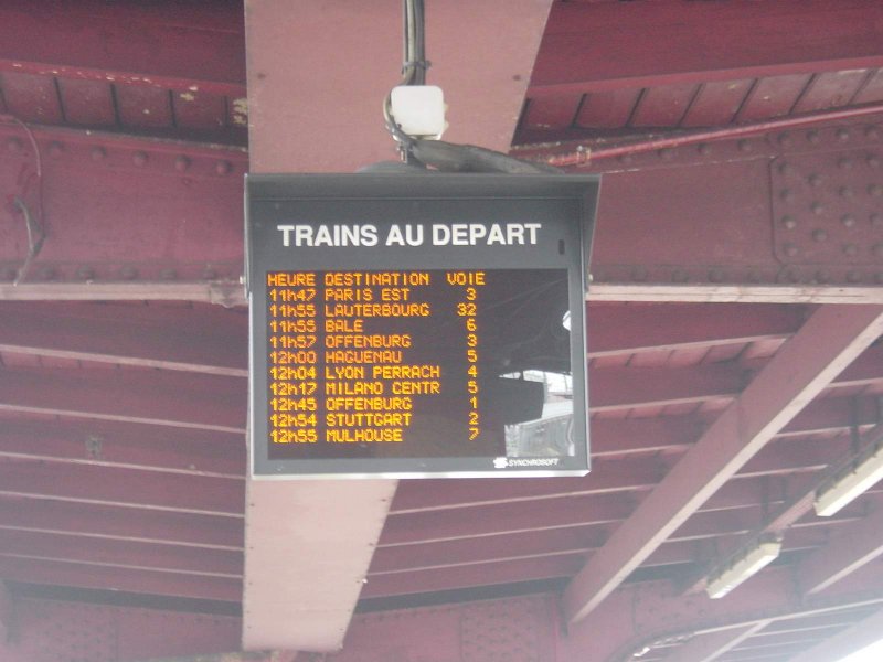 Im eigenen Archiv gekramt: 12. Juni 2004 am Bahnhof Strasbourg. Ein Zugzielanzeiger...