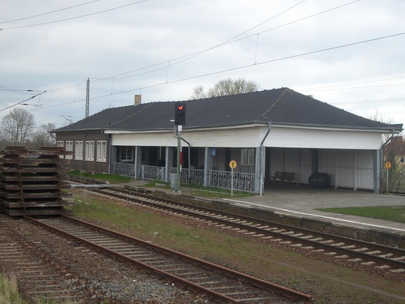 Im Empfangsgeb�ude von Altef�hr sa� einmal der Fahrdienstleiter.
Ein paar Meter weiter Links (auf dem Bild nicht zusehen)steht ein Container ohne Fenster das ist jetzt das Estw Altef�hr.Das Bild werde ich bei Gelegenheit mal nachreichen.