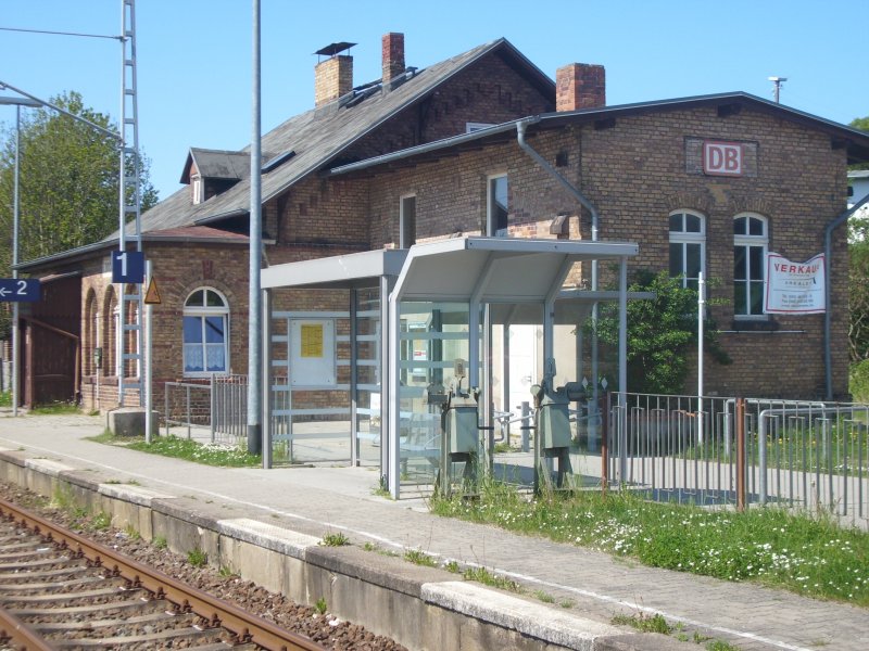 Im Empfangsgebude von Lancken hat der Fdl seinen Posten.Von hier aus wird der entfernte Bahnhof Sagard fernbedient und die Ortsschranke mit dem im Vordergrund befindenten Windenbock bedient.