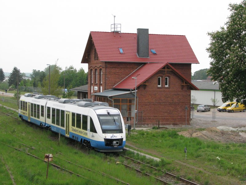 Im Endbahnhof Rehna angekommen ist ein TW der Ostseeland Verkehr GmbH und macht sich auf die Rckfahrt nach Parchim bereit am 08.05.2009