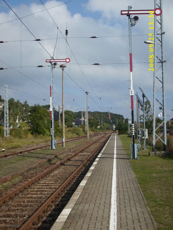 Im Endbahnof Sassnitz stehen am Ende der Strecke diese beiden Formsignale in Richtung Prellbcke obwohl die Strecke dort endet!