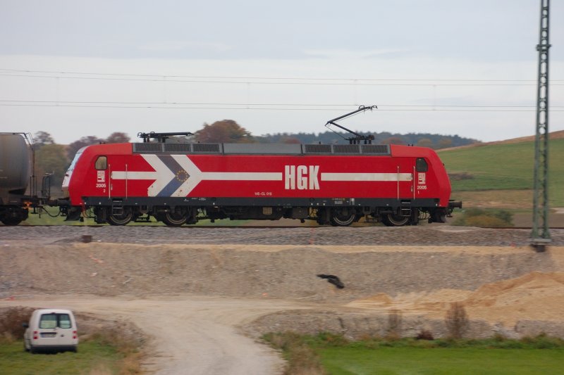 Im fahler werdenden Herbstlicht: 145 CL 015 vor einem Kesselwagenzug kurz vor der berquerung der A 8 (Mnchen-Stuttgart) bei Jettingen auf der KBS 980 am 21. Oktober 2008.