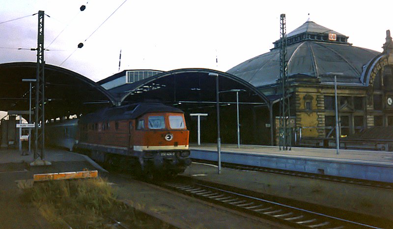 Im Fahrplanjahr 98/99 konnten die  Ludmillas  noch vor zahlreichen Leistungen mit Personenzgen beobachtet werden. Hier in Form von der Magdeburger 232 424-2 in Halle(Saale)Hbf. Am Haken hatte sie am 23.11.1998 die RB 6512 nach Halberstadt.