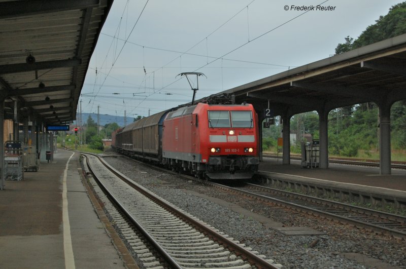 IM fast letzten Licht des Tages kommt 185 102 mit einem gem.GZ durch Kreiensen -> Freden. 17.07.2008