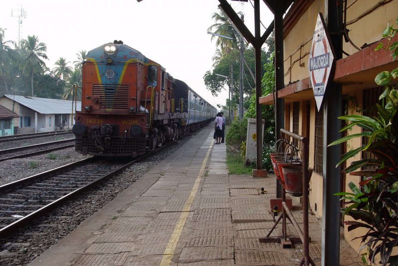 Im Febr. 2004, whrend eines Ferienaufenthaltes in Indien, unternahmen wir eine kurze Zugsreise in einem  Regionalzug  mit Start in MAJORDA/Goa-Sd mit Ziel MADGAON - hier bei der Einfahrt in den Bahnhof Majorda. 26.2.2004