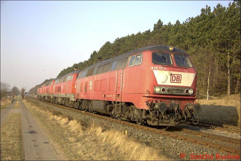 Im Februar 2003 schleppt BR 218 171-7 drei weitere 218er als SBZ 75120 von Westerland(Sylt) nach Hamburg-Langenfelde.