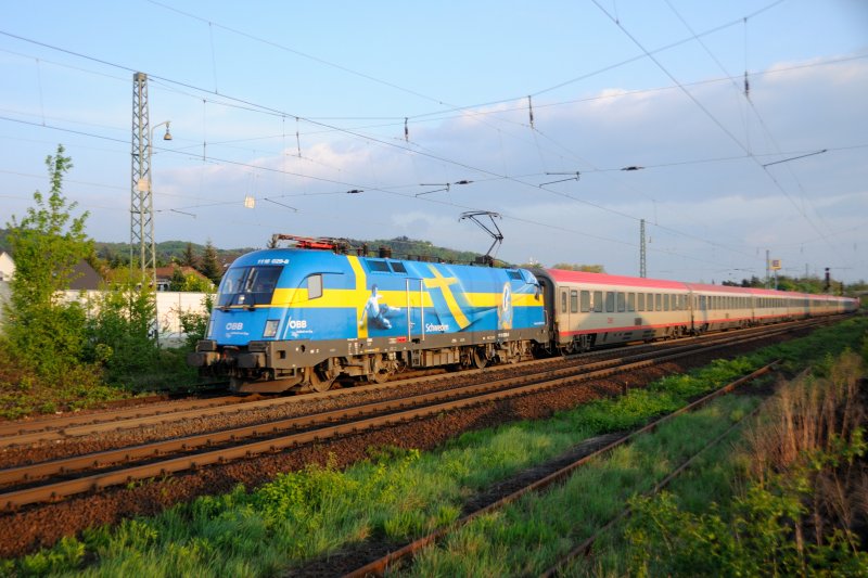 Im Fokus: 1116 029-8, der  Schwede , vor EC 112 auf dem Weg nach Frankfurt/Main. (23.04.09)