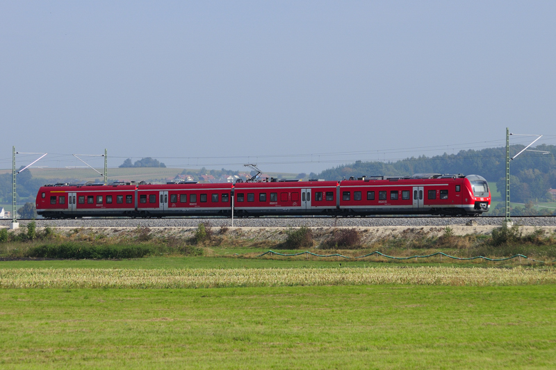 Im frhen Morgenlicht jagt diese 440-Garnitur Gnzburg/Donau (Legolandcity) zu. Aufgenommen an der KBS 980 zwischen Jettingen und Burgau/Schwaben. (Okt `09).