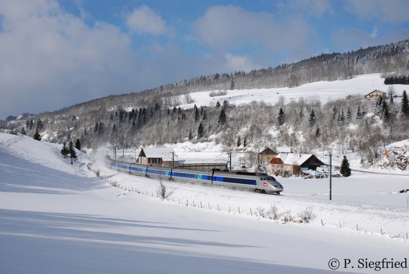 Im frisch verschneiten Jura fhrt dieser TGV Paris - Bern am 5.3.2008 zwischen Le Frambourg und Les Verrires-de-Joux in Le Creux vorbei.

Weitere Bilder von mir sind in meiner Flickr Galerie zu finden (Link rechts von meinem Namen).