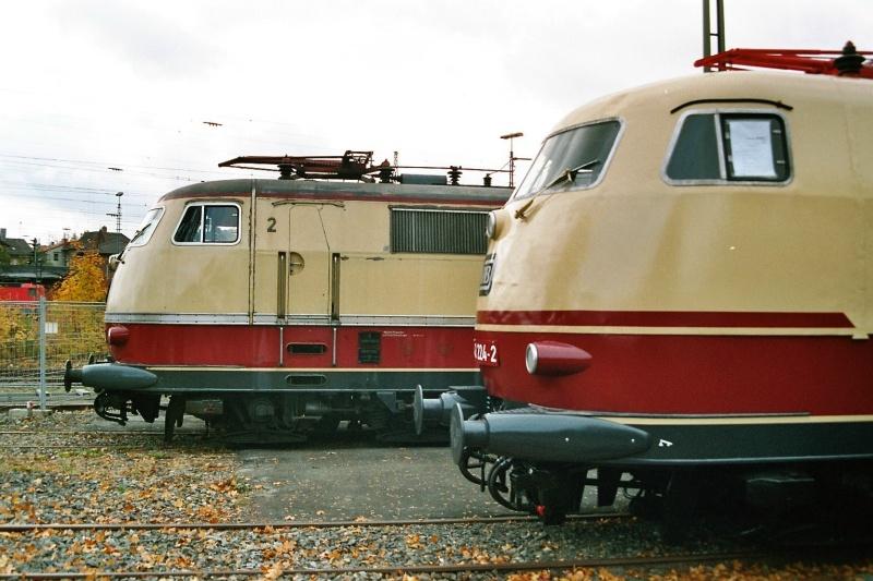 Im fr�heren Bahnbetriebswerk Lichtenfels zeigen sich 103 004 und 103 224 (Oktober 2004)