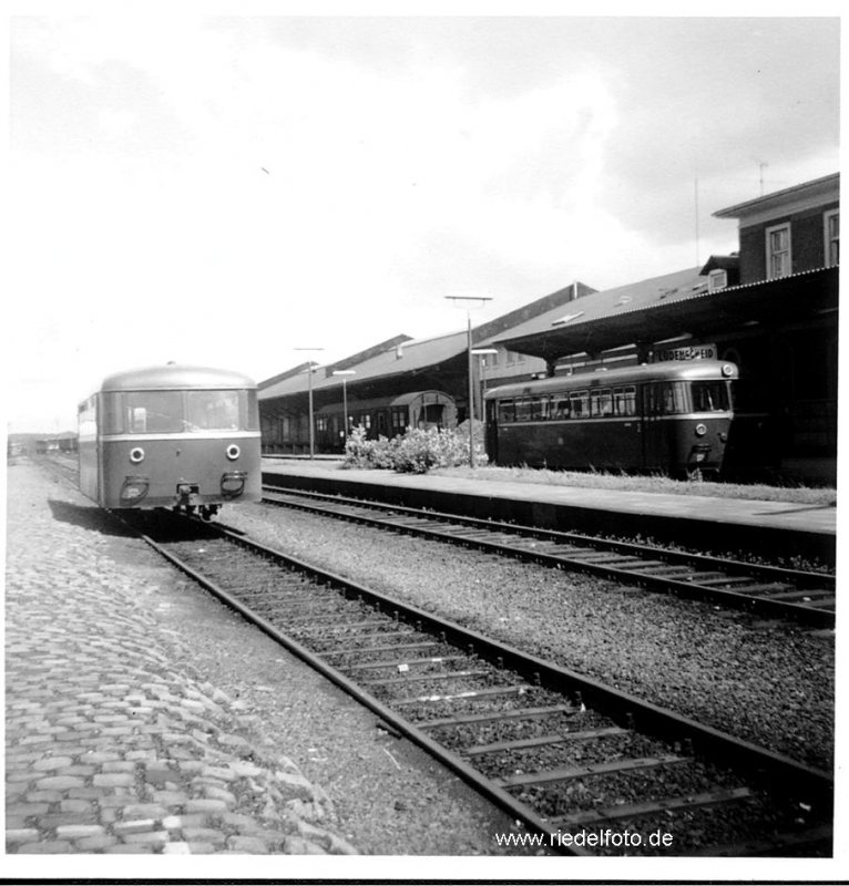 Im Fr�hjahr 1965 steht auf Gleis 1 der VT 95 bereit, um Fahrg�ste ins Volmetal nach Br�gge zu bef�rdern. Der auf Gleis 3 wartende Beiwagen steht f�r Sto�zeiten zur Verf�gung.