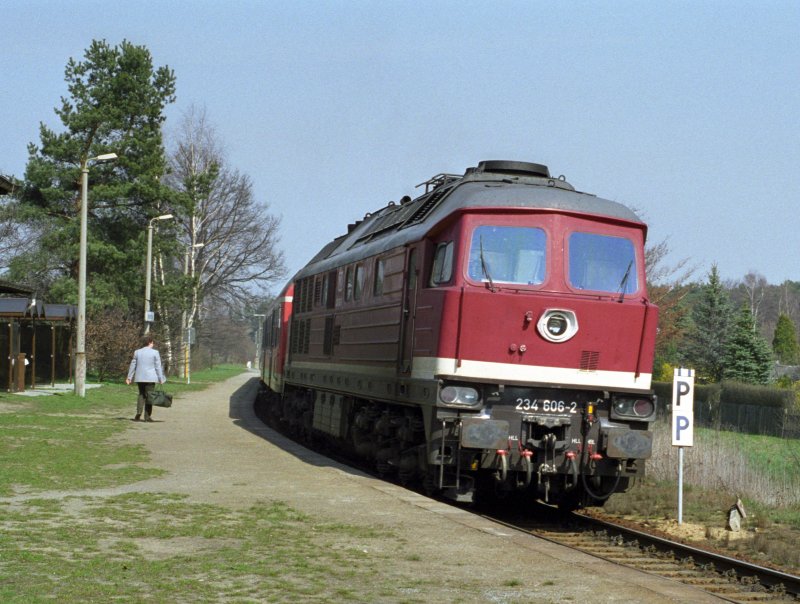 Im Fruehjahr 1999 werde ein Zugpaar auf der KBS239 mit einer Reichenbacher 234 gefahren. Am 1. April 1999 kommt 234606 mit der RB17869 in Weixdorf Bad an.