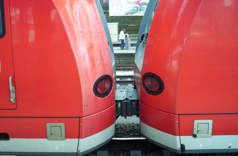 Im frhjahr 2005 waren auf der RB 33 Aachen-Duisburg noch 426er Doppeltraktionen unterwegs. Hier ist zu sehn wie zwei 426er aneinander gekuppelt sind. Frhjahr 2005