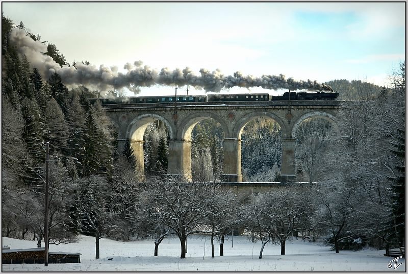 Im Gegenlicht fhrt Dampflok 52.4984  Eberhard  ber das 46m hohe Kalte Rinne Viadukt am Semmering. 
4.1.2009