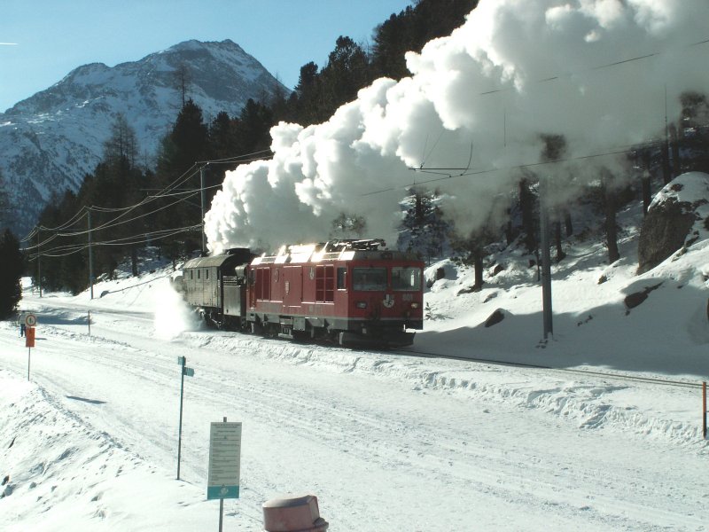 Im Gegenlicht strebt die Dampfschneeschleuder Xrot 9213 mit Gem 4/4 der Station Morteratsch zu.