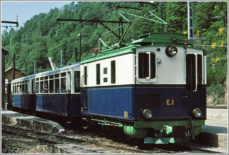 Im Gegensatz zu den modernen Stadler Triebwagen, die Gnther Glauz jetzt antraff, fuhr ich 1984 noch mit dieser Zugskomposition zum Kloster von Nuria hinauf. Lok E1  Virgen de Nuria  gebaut 1930 durch SLM/BBC in Winterthur, hier mit zwei Personenwagen am RENFE bergangsbahnhof Ribes de Freser, oder Ribes-Enlla, wie es auf catalanisch heisst. (Archiv 07/84)