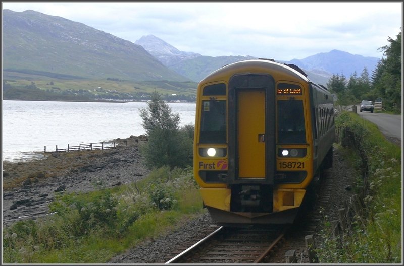 Im Gegensatz zu den schottischen Autofahrern, fhrt die Bahn mit Licht, wodurch sie eindeutig besser auszumachen ist in der dsteren Landschaft. Abgesehen davon hatten wir auch sehr sonnige Tage, aber ohne Bahn, z.B. auf der Isle of Skye. 158 721 kurz vor Stromeferry am Loch Carron. (06.08.2008)