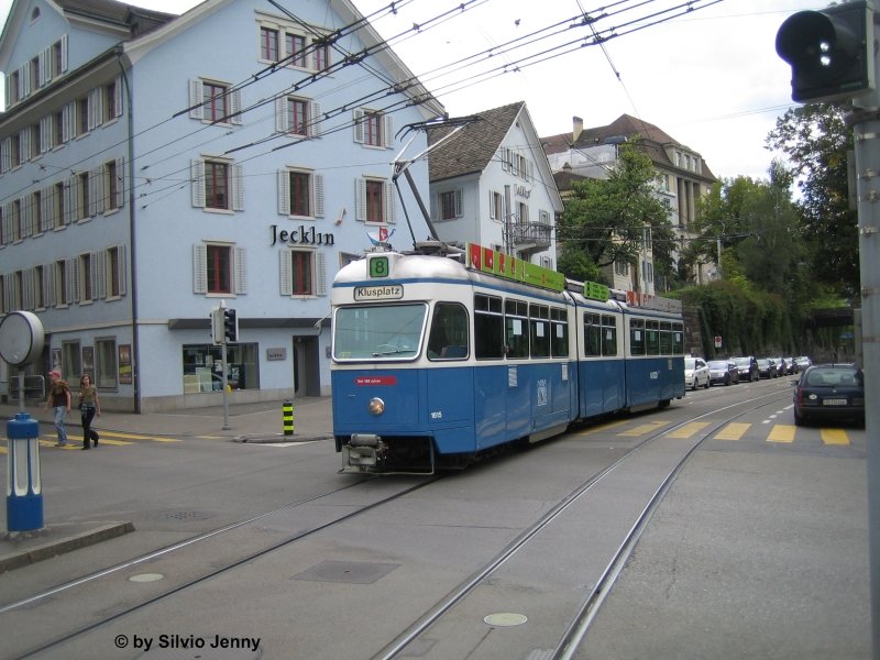 Im Gegensatz zum Bild von der Mirage beim Milchbuck sieht man bei diesem Fahrzeug, das die Fhnchen ber der Liniennummerm ontiert ist, deshalb darf diese Mirage nicht als fhrendendes Fahrzeug nach Stettbach oder Hirzenbach fahren.