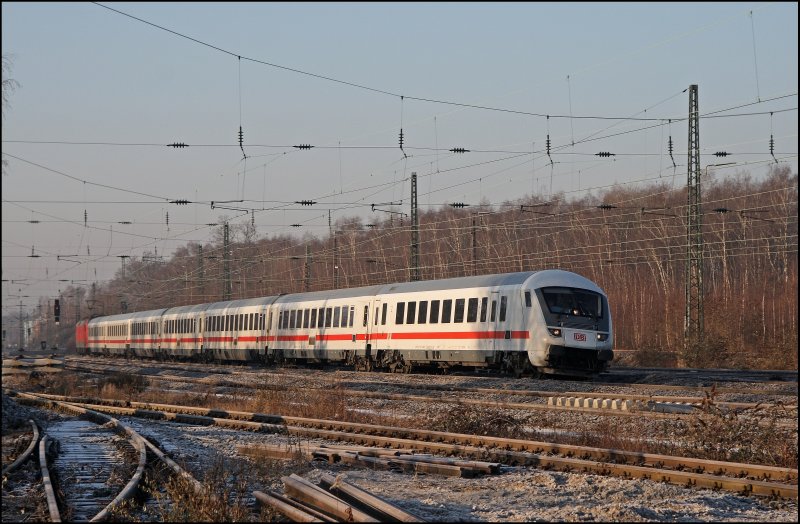 Im Gegensatz zum IC 2310 ist der IC 2157 schon ehr was fr die Modellbahn: Steuerwagen vorraus ist IC 2157, von Kln Hbf nach Stralsund, durch das Ruhrgebiet unterwegs. (30.12.2008)

