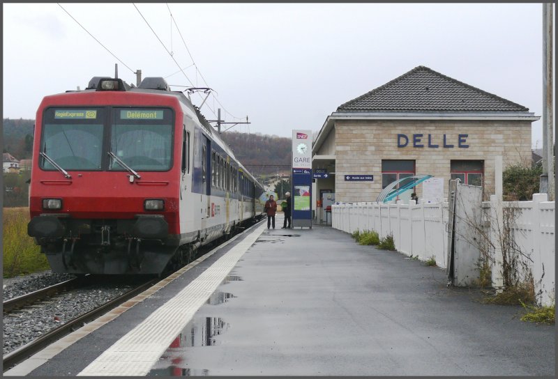 Im Gegensatz zum brigen Bahngelnde macht der Bahnhof von Delle(F) noch einen gepflegten Eindruck. Was allerdings das SNCF Schild dort soll, weiss ich auch nicht, denn die SNCF verkehrt erst ab Belfort ca 30km entfernt. RBDe560 021-4 nach Delmont.
(23.11.2007)