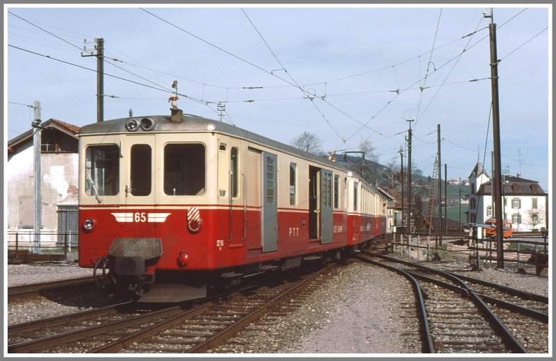 Im Gegensatz zur SGA besass die AB Bereits Steuerwagen hier der DZt 65 bei der Einfahrt in Appenzell. Der Steuerwagen ist ein kombinierter Gepck-/Postwagen. (Archiv H.Graf April 1977)