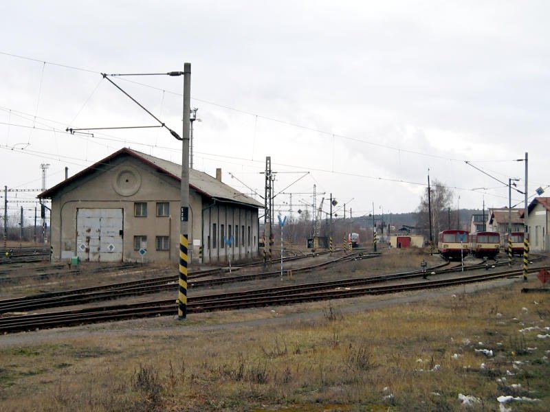 Im Gelnde des BW Chomutov stehen einige 810er und der Desiro der Erzgebirgsbahn. Links ein alter Lokschuppen aus der Lnderbahnzeit, 02.02.08