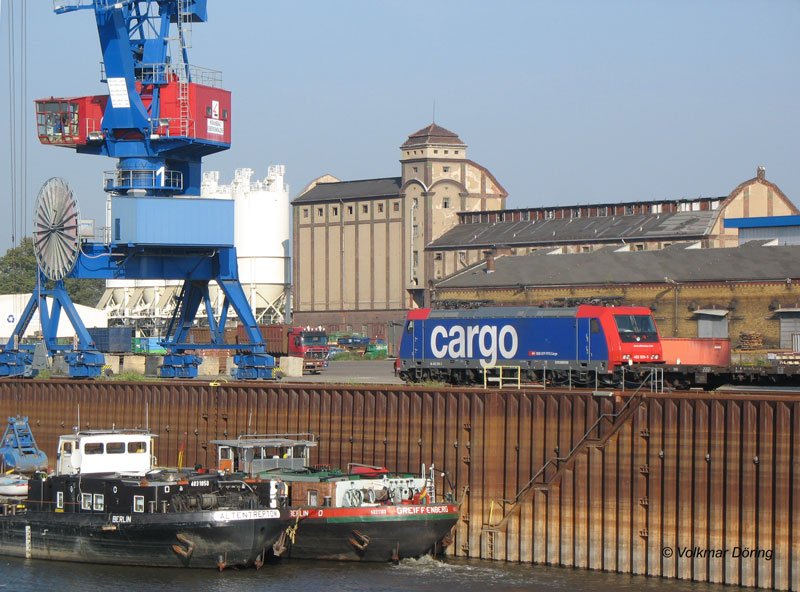 Im gesamten Gelnde des Alberthafen gibt es keine Oberleitung aber 482 039 von SBB cargo steht hier mit einem leeren Containerzug. Wahrscheinlich hat eine Diesellok von ITL den Zug hierher manvriert. - Dresden, 18.09.2006
