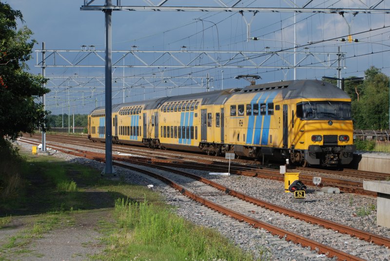Im Gewitter fahrt NS 7823 mit ein regionalzug nach Zwolle, 
Bahnhof 't Harde, 23/07/09.