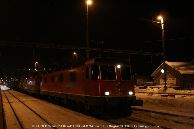 Im Glanze der Dunkelheit in Sargans:
Re 10/10 (11641 + 11288) mit dem grenzberschreitenden 45714 aus Hall in Tirol (A).
19.02.09