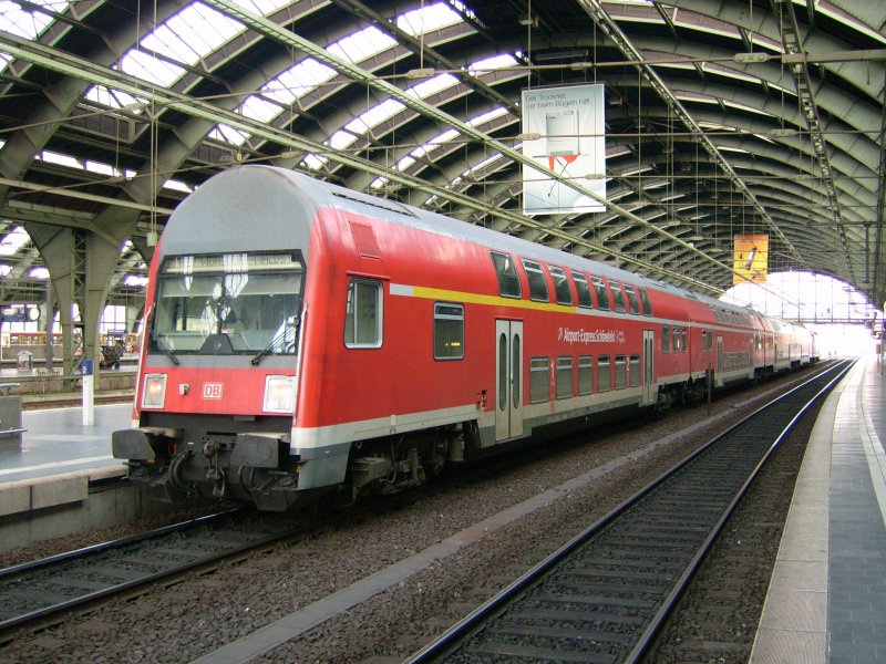 Im Gleis 2 des Berliner Ostabhnhofes steht ein Regionalexpress.
22.2.2007 16:00