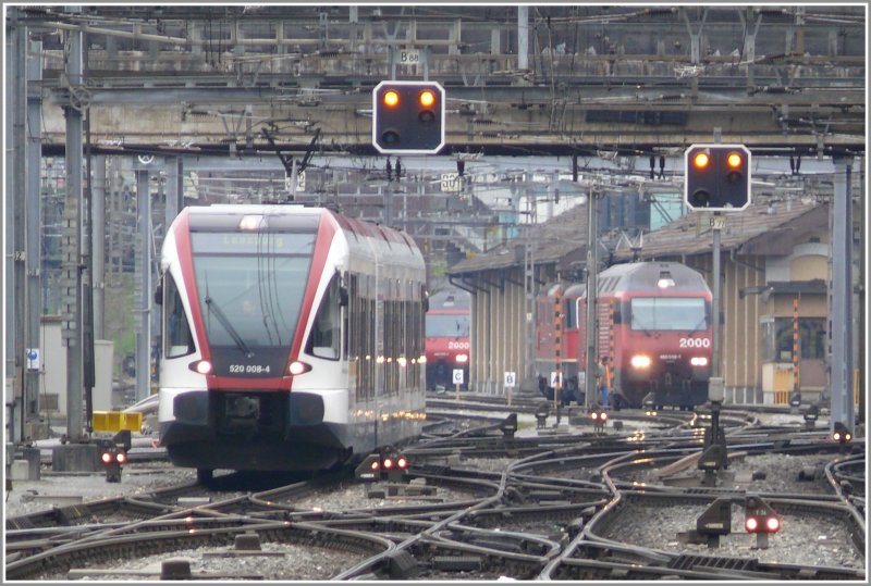Im Gleisvorfeld des Bahnhofs Luzern ist stndig Betrieb, sei es auf Normal- oder Schmalspur. 520 008-4 kommt aus der Abstellanlage, um anschliessend die Seetalstrecke nach Lenzburg zu bedienen. (25.03.2008)