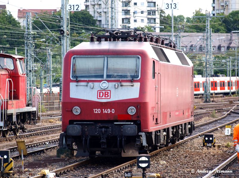 Im Gleisvorfeld des Hbf Stuttgart, abgestellte 120 149. (06.07.2009)