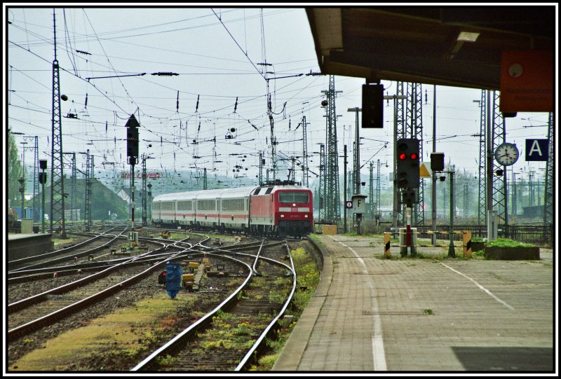 Im Gleisvorfeld fhrt 120 109 mit einem InterCity Richtung Hannover, in den Bahnhof Hamm (Westf) ein. Aufgenommen am 13.04.2007