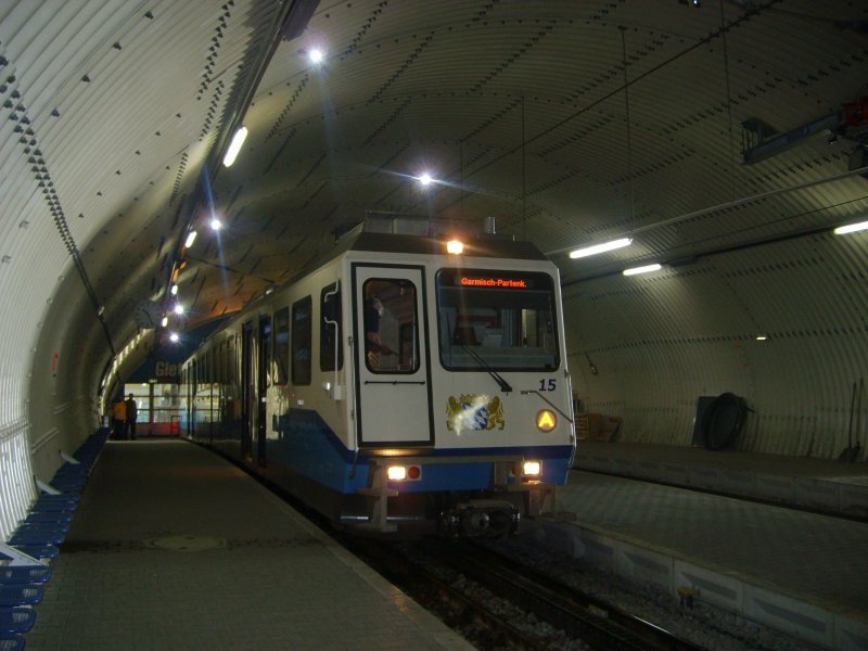Im Gletscherbahnhof Zugspitzplatt steht ein TW zur Abfahrt nach Garmisch bereit, 14.5.2008