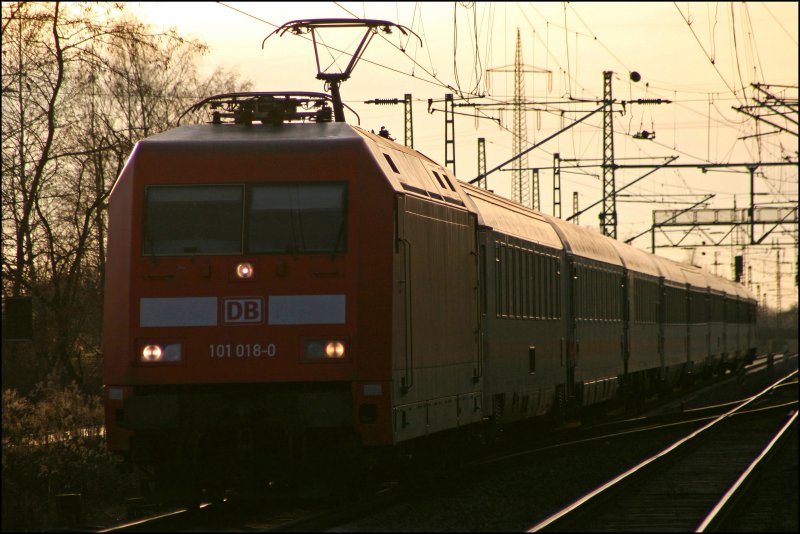 Im Goldigen Abendlicht fhrt die 101 018 mit dem InterCity 2112, von Stuttgart Hbf nach Hamburg-Altona, bei Dortmund Kirchderne (EDKD) Richtung Heimatstadt. (03.02.2008)
