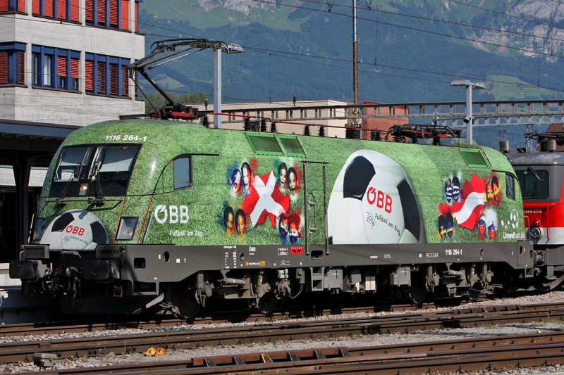 Im Grenzbahnhof  Buchs(SG)/Schweiz, Euro 2008-Lok der BB 1116 264 , 1.7.2008