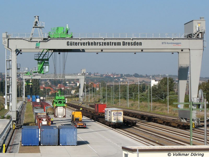 Im Güterverkehrszentrum Dresden-Friedrichstadt wird ein mit der Bahn angelieferter Container auf einen LKW umgeladen. In diesem Umschlagterminal sollen stündlich bis zu 40 Verladeeinheiten von der Straße auf die Schiene bzw. umgekehrt verladen werden können. - 25.09.2006
