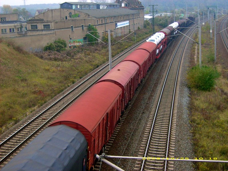 Im Gterzug von 152 027 filen mir diese 4 Gterwagen auf. Sind das Gterwagen der PKP? Fotografiert am 25.10.08 in Bitterfeld.