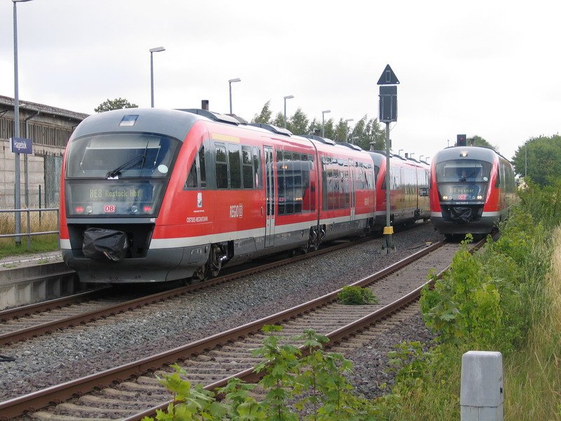 Im Haltepunkt Hageb�ck kreuzt die RE 8 mit einem Triebwagen nach Wismar und 2 Triebwagen nach Rostock. 14.07.2008 