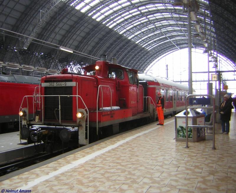 Im Hauptbahnhof Frankfurt am Main ist diese Lokgattung eher selten anzutreffen: 362 544 hatte am 03.03.2006 in der Bahnhofshalle kurz Schutz vor dem drauen herrschenden Schneetreiben, bevor es wieder rausging in das unwirtliche Wetter.


