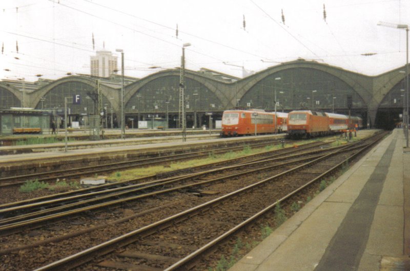 Im Hbf Leipzig, steht eine 103 und 120 abfahrbereit. Interessant ist der Speisewagen am Zug der 120, den ich leider nicht zuordnen kann. Das Bild stammt von September 1998.