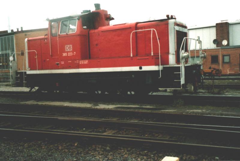 Im Herbst 2002 steht 365 223-7 im Bw Aachen abgestellt.