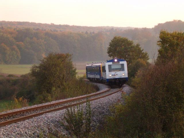 Im Herbst 2005 durchfhrt ein Triebzug, bestehend aus einem VT und einem VS (beide NE 81), die Panoramakurve in Bonlanden zwischen Heimerdingen und Weissach. 