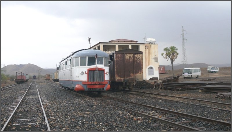 Im Hintergrund nhert sich der Dampfzug der Station Mai Atal, whrenddem der Littorina Nr 2 und die beiden Begleitbusse schon eine ganze Weile hier stehen und nchstens vom herannahenden Gewitter eingeholt werden. (29.10.2008)