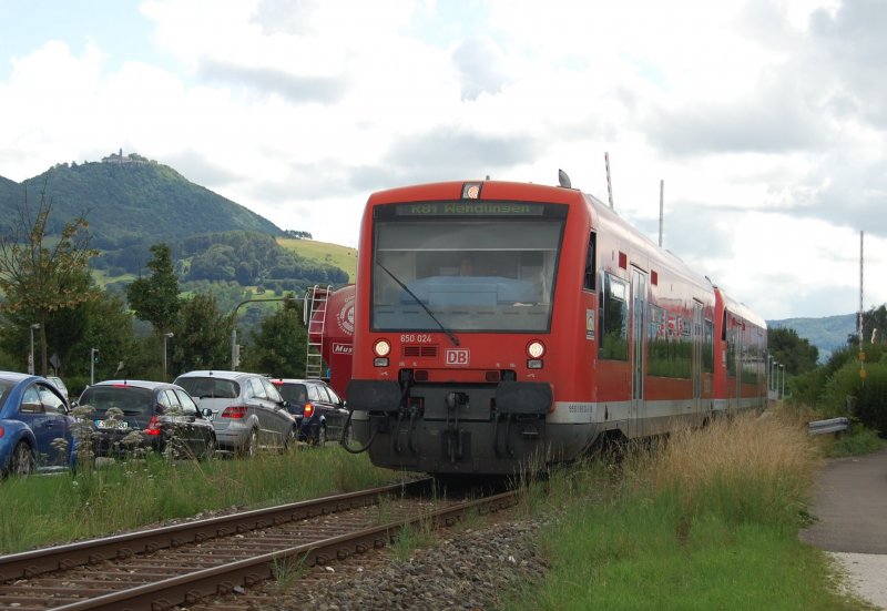 Im Hintergrund die Namensgeberin der Teckbahn, die Teck, im Vordergrund passiert 650 024-3 gerade den Bahnbergang kurz nach dem Bahnhof von Dettingen. An diesem Tag war der B durch einen Blitzeinschlag kaputt, sodass die Mitarbeiter der DB ihn manuell ffneten und schlossen.