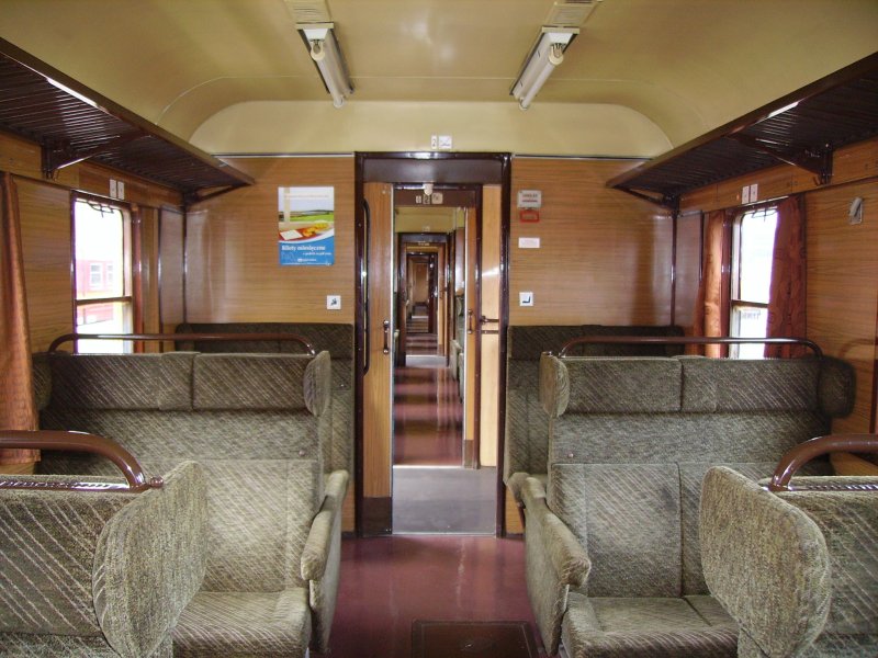 Im Innenraum eines EN57 mit seltener Innenausstattung!