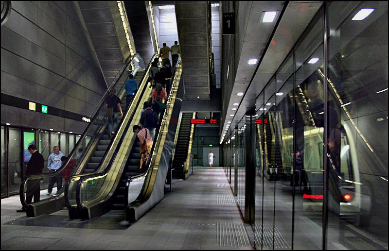 Im inneren Stadtgebiet von Kopenhagen fährt die Metro unterirdisch. Die meisten Stationen liegen recht tief, haben aber dennoch Tageslichteinfall durch Oberlichter und sind geprägt durch die großzügigen Rolltreppenanlagen. Allerdings sind die U-Bahnhöfe nur durch ihre Stationsnamen unterscheidbar. Stations Christianshavn, 

18.8.2006 (M)